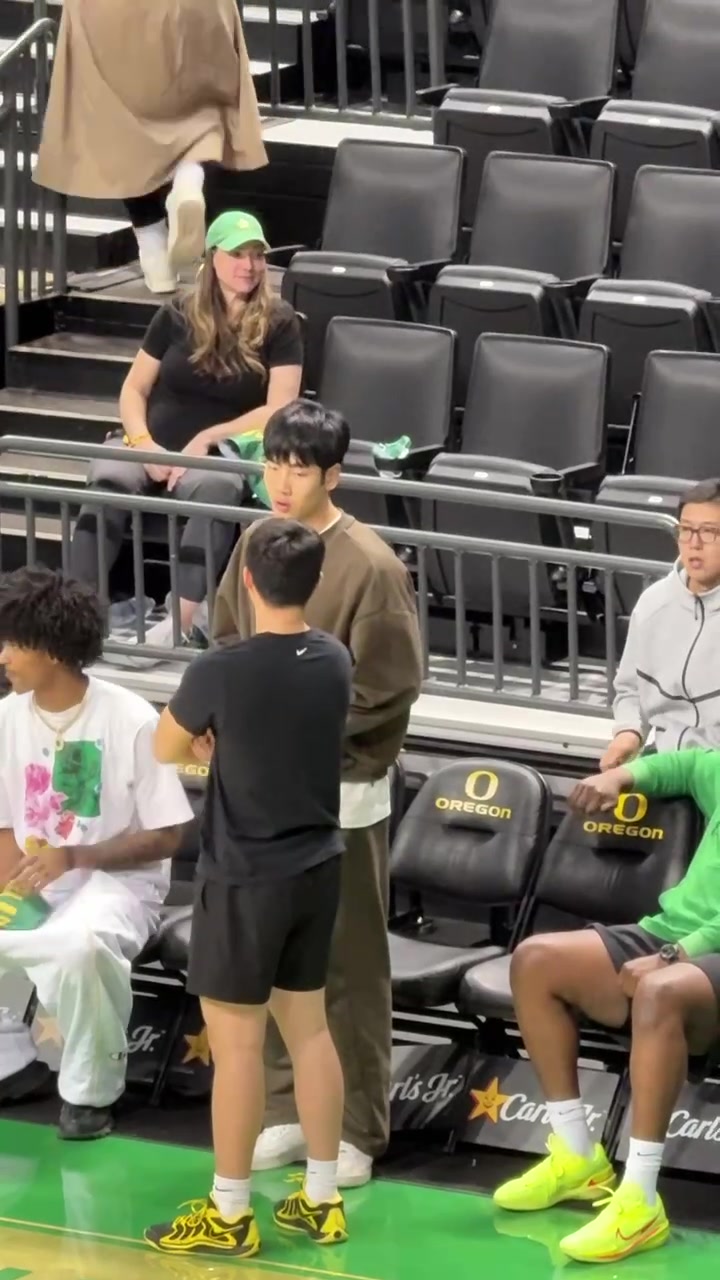 开云体育登录-张博源访问俄勒冈大学 今日来到现场观战球队和林葳的比赛